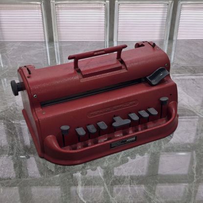 صورة آله كاتبه للمكفوفين قديمه 