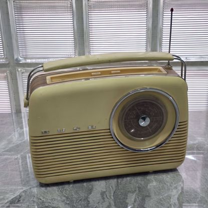 صورة راديو قديم بحاله نظيفه 