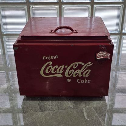 صورة ثلاجة كوكاكولا اصدار الستينات مع مفتاح