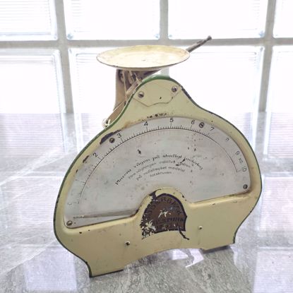 صورة ميزان طرود للبريد قديم 