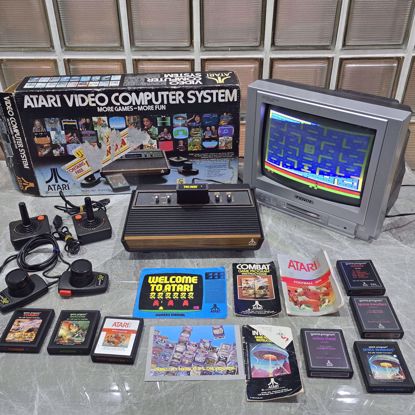 صورة اتاري بالكرتون مع كامل ملحقاته