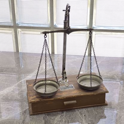 Picture of ميزان قديم بحاله ممتازه مع اوزان 