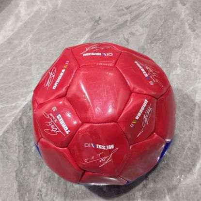 Picture of كره تذكاريه عليها توقيع ميسي