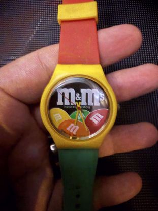 صورة ساعة m&ms الصفراء  كوارتز