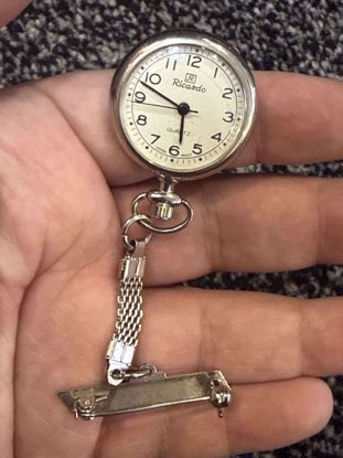 صورة ساعه على بروش شغاله بحاله جيده جدا 